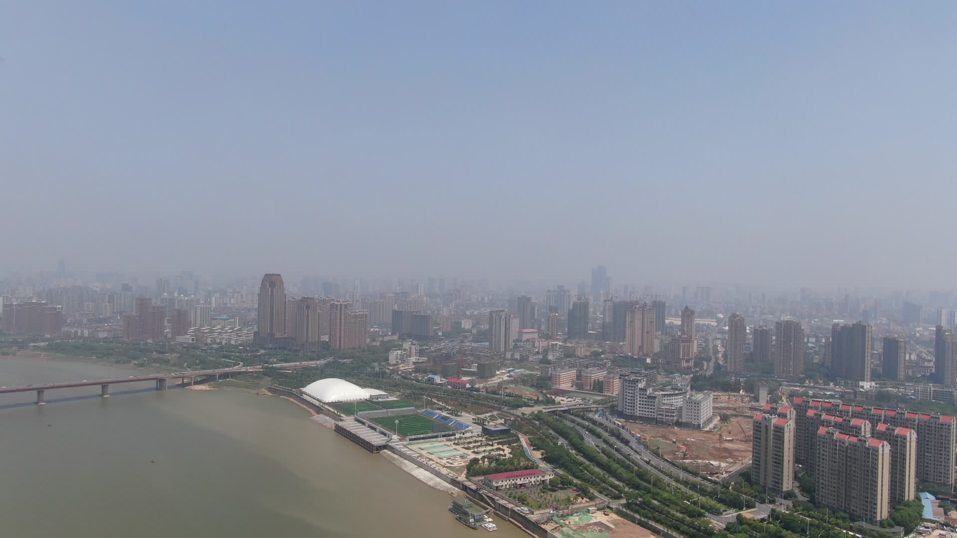 航拍江西南昌朝阳江滩体育产业园视频的预览图