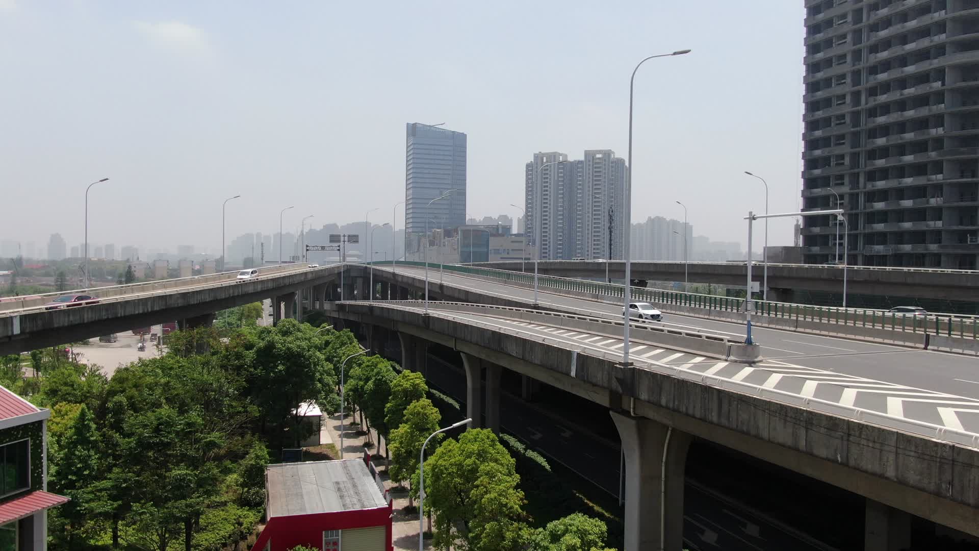 航拍城市交通高架桥视频的预览图