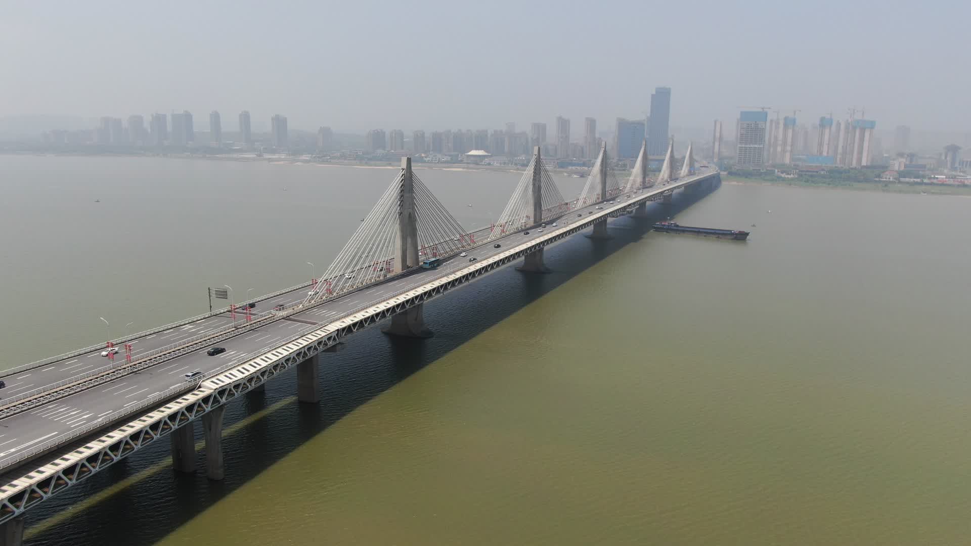 航拍江西南昌赣江朝阳大桥视频的预览图