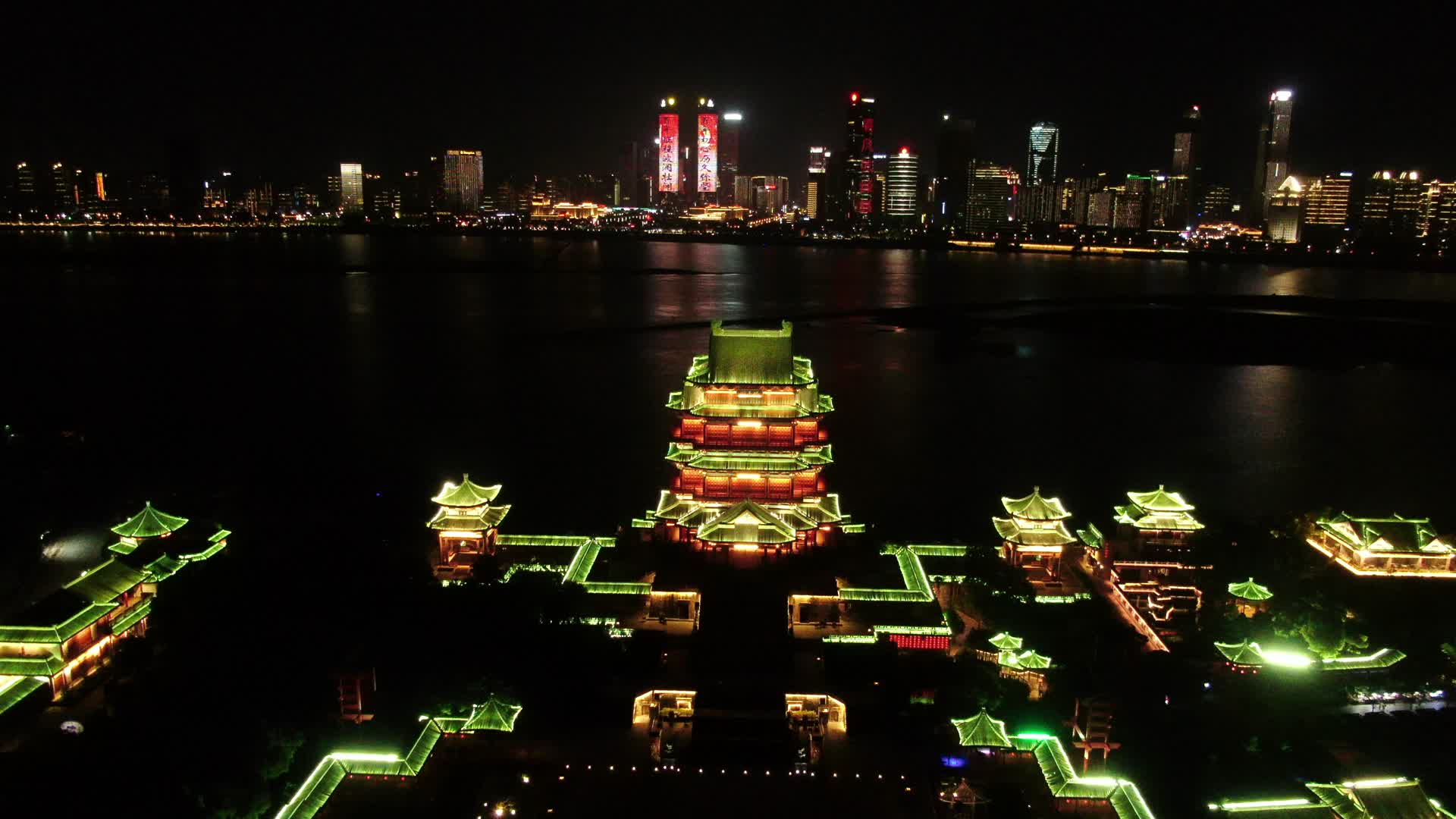 航拍南昌滕王阁古建筑夜景视频的预览图