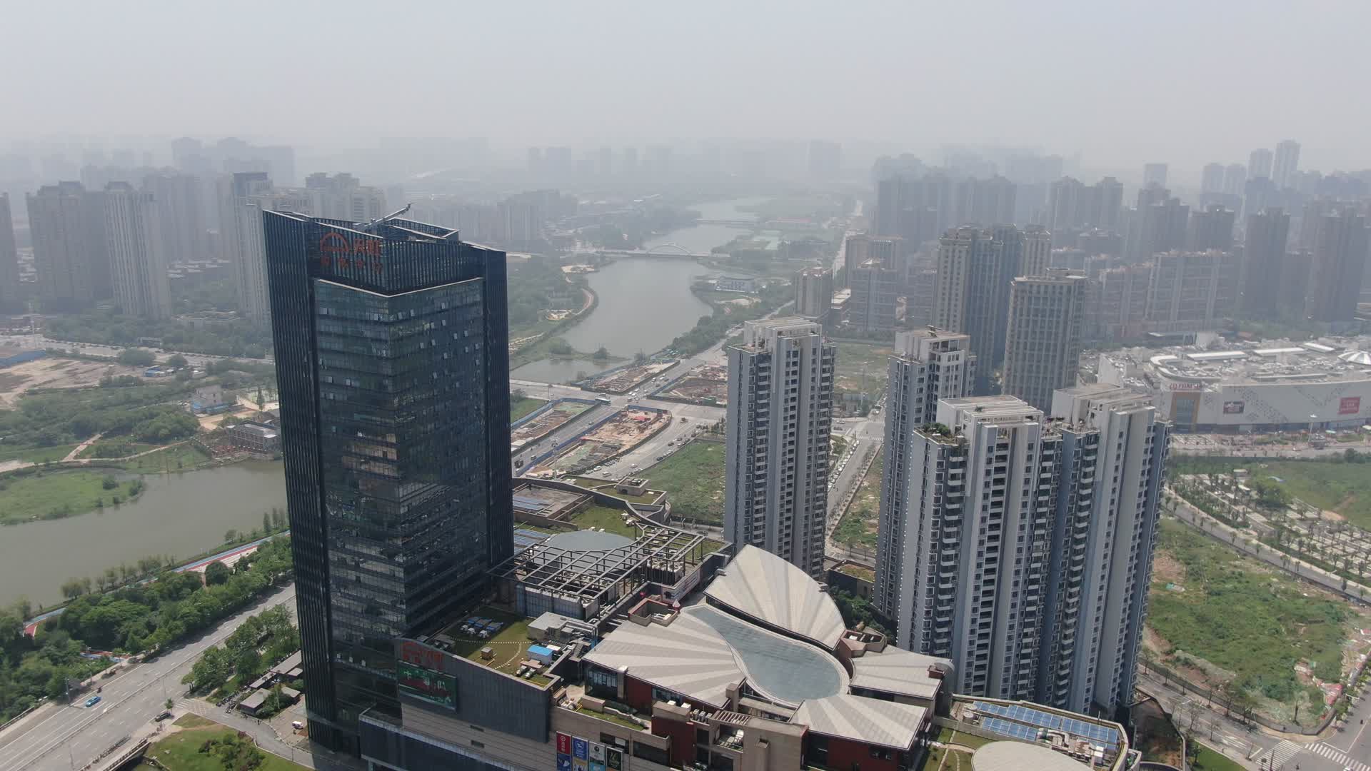 航拍江西南昌城市商业广场视频的预览图