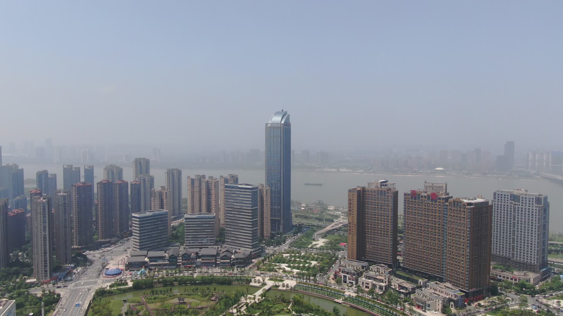 4K航拍南昌新力中心大楼视频的预览图