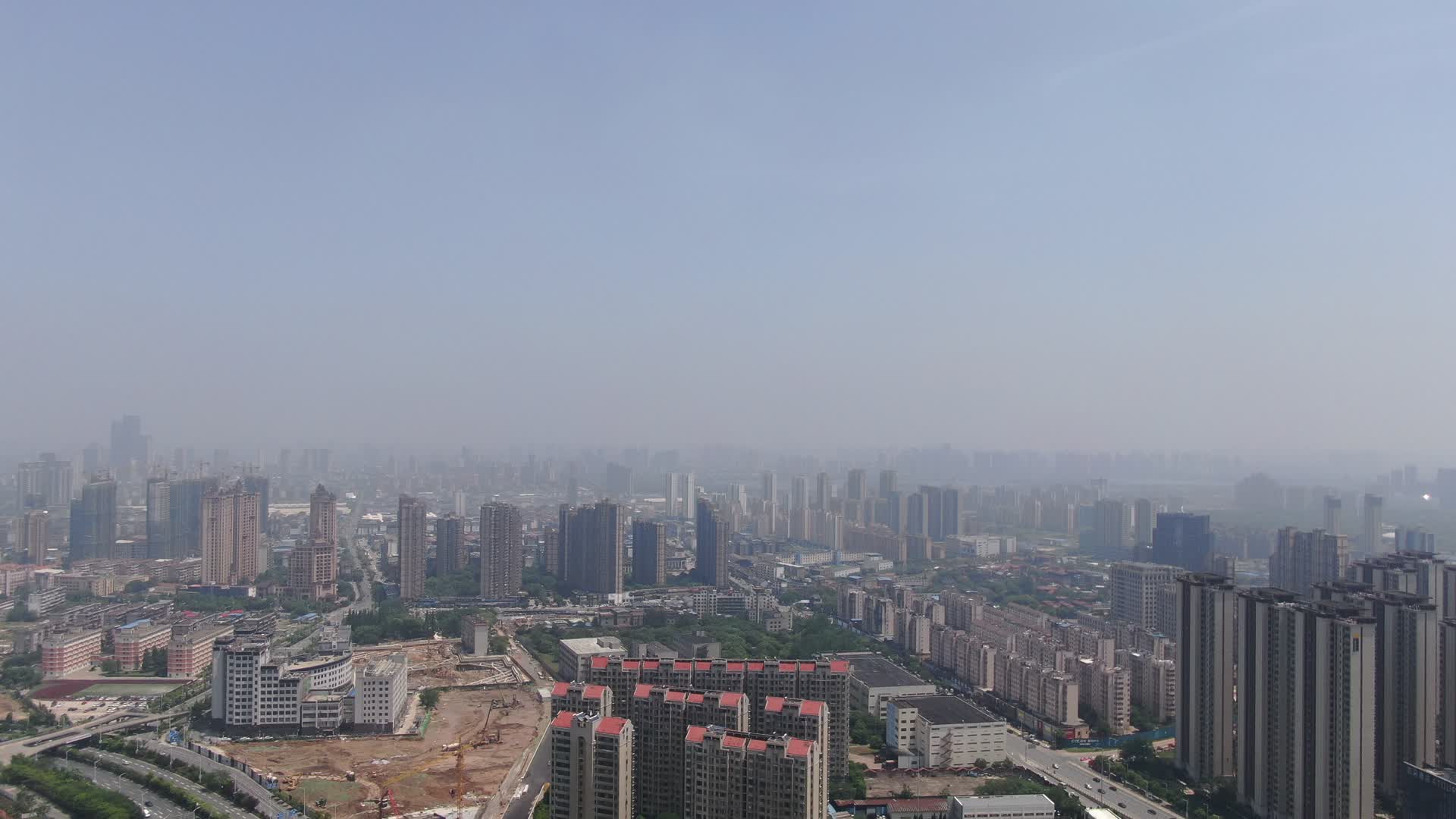 航拍城市发展天际线视频的预览图