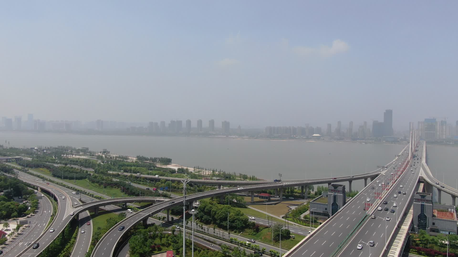 航拍江西南昌朝阳大桥视频的预览图