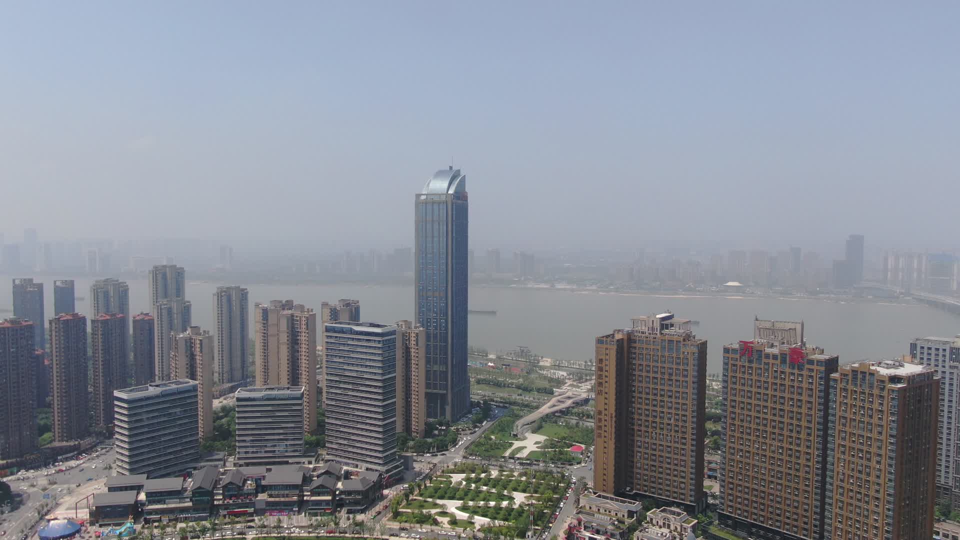航拍江西南昌绿地新力中心视频的预览图