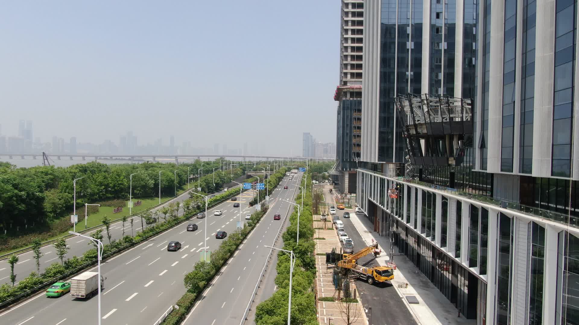 航拍江西南昌朝阳中心沿江南大道交通视频的预览图