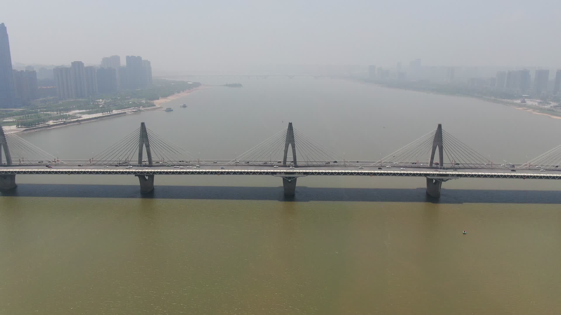 航拍江西南昌赣江朝阳大桥视频的预览图