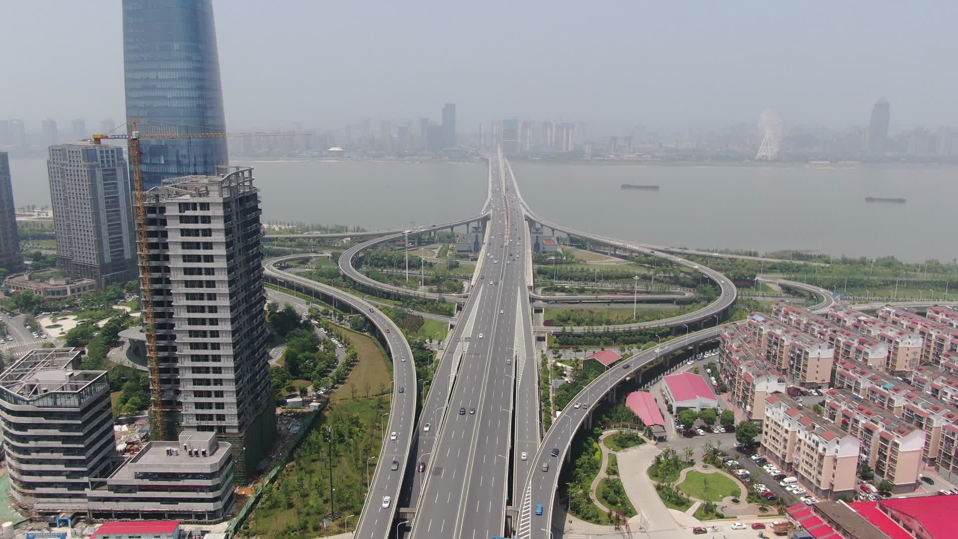 航拍南昌朝阳大桥交通立交桥视频的预览图