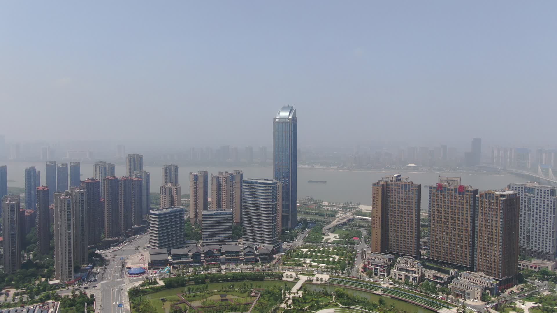 航拍江西南昌赣江城市高楼视频的预览图