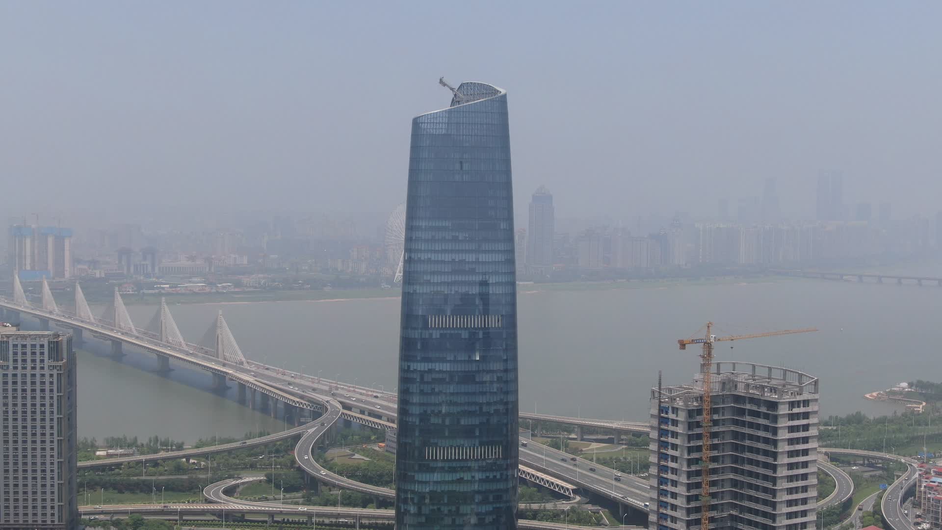 航拍江西南昌新力中心大楼视频的预览图