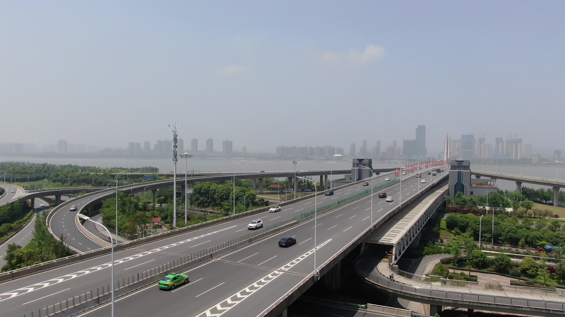 航拍江西南昌赣州朝阳大桥交通转盘视频的预览图