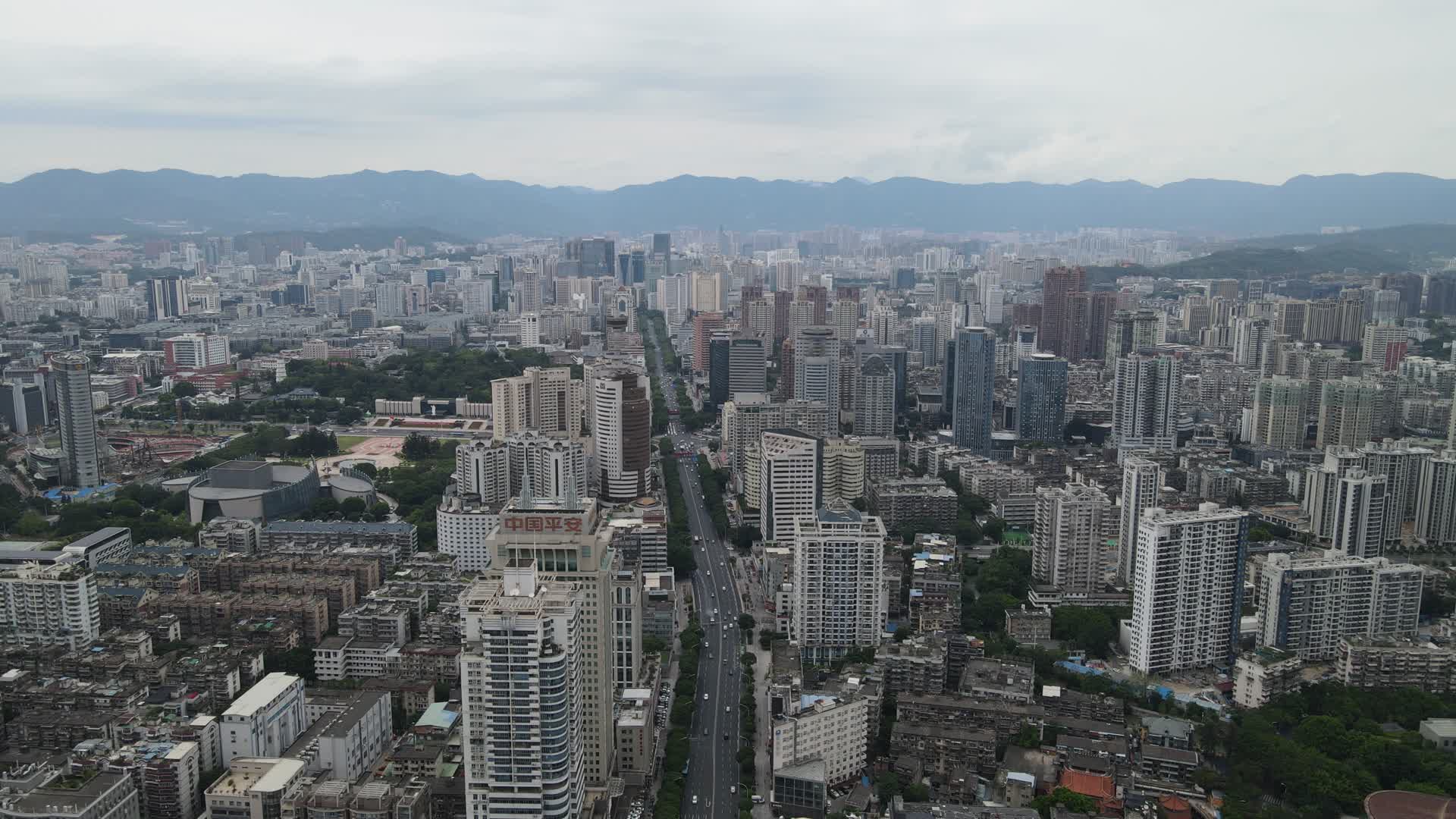 航拍福建福州城市高楼建设视频的预览图