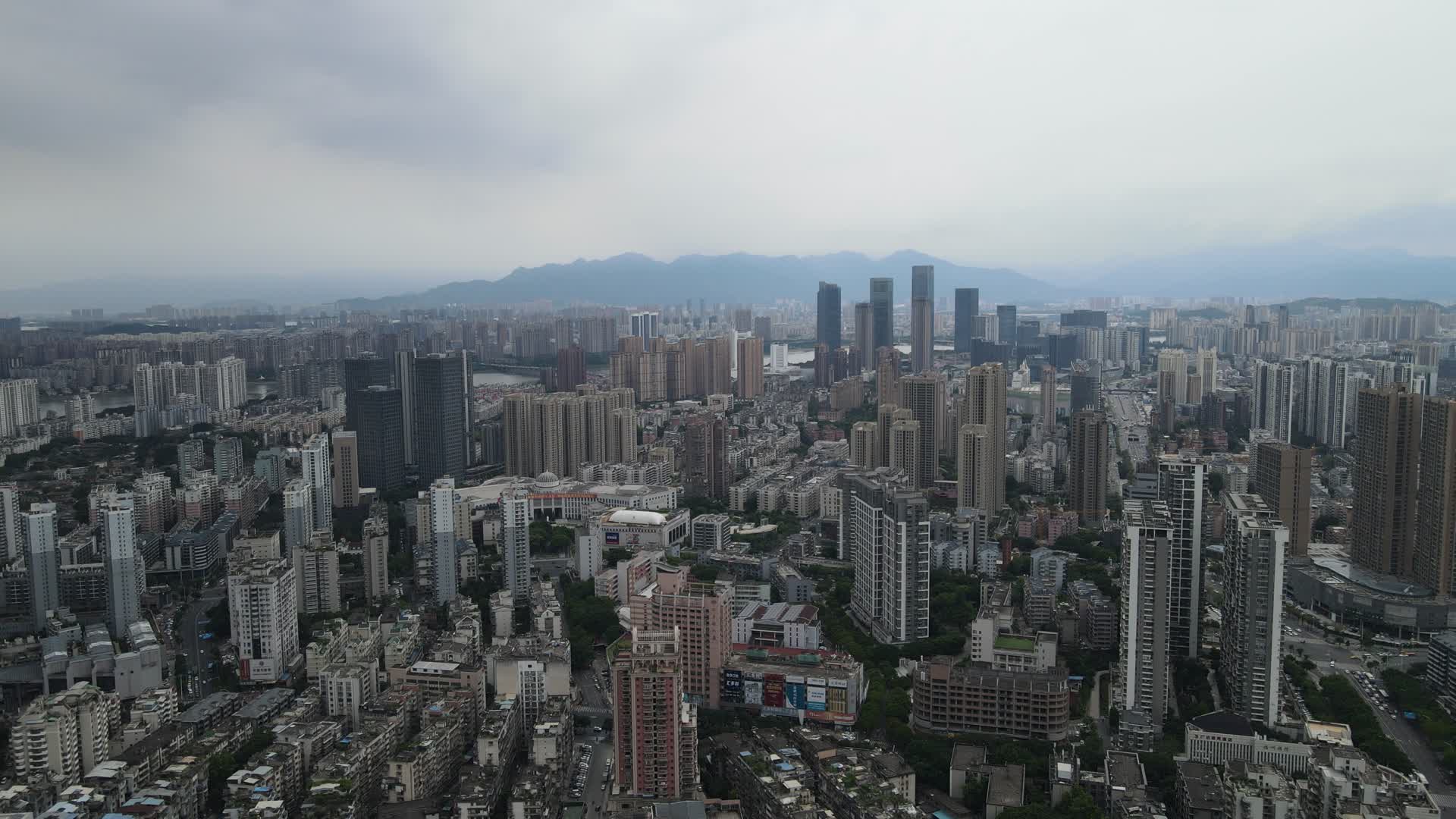 航拍福建福州城市高楼建设视频的预览图