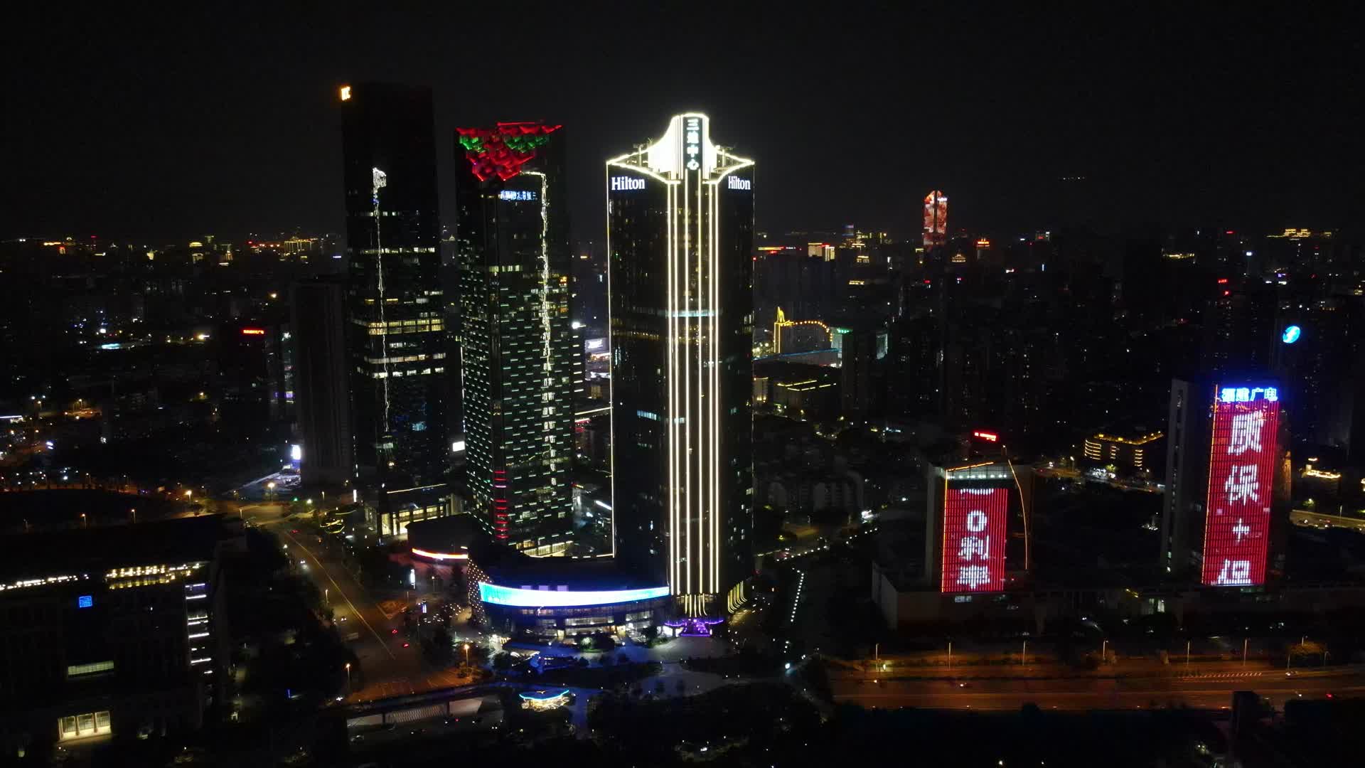 航拍福建福州IFC金融中心夜景灯光视频的预览图