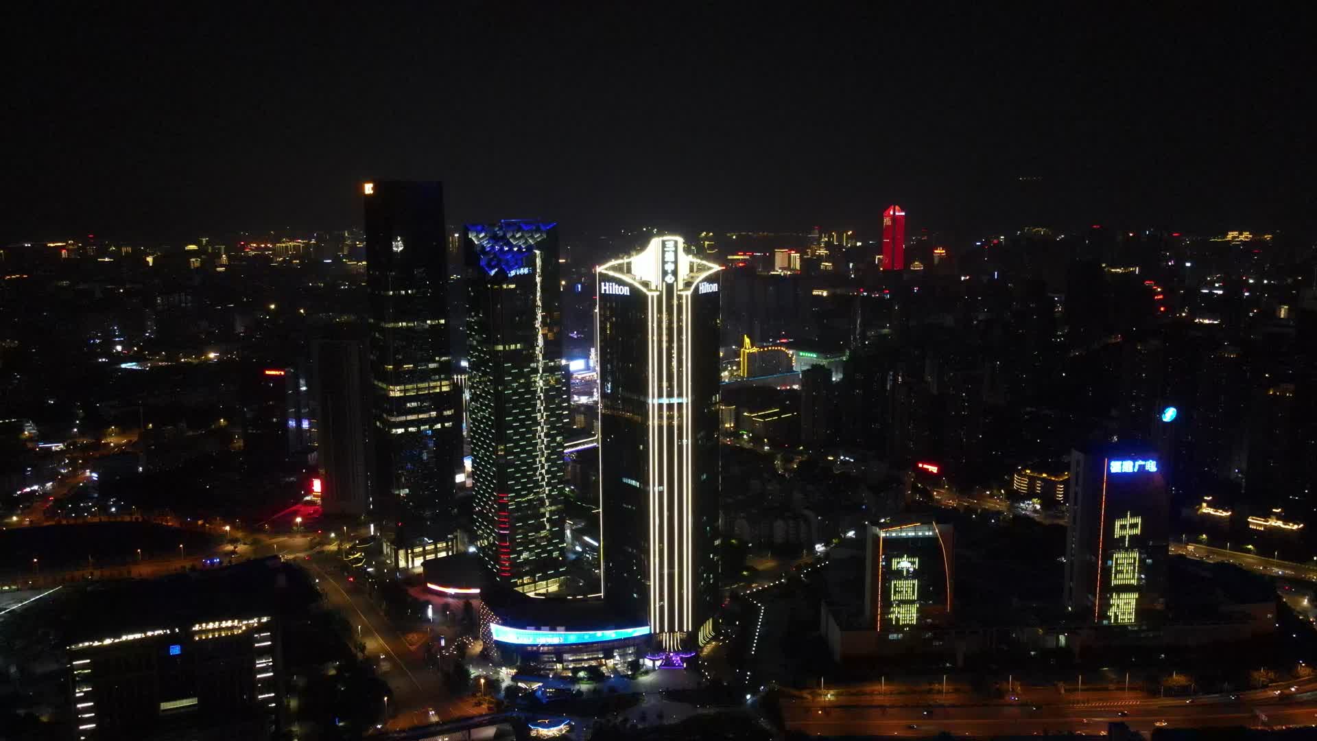 航拍福建福州IFC金融中心夜景灯光视频的预览图