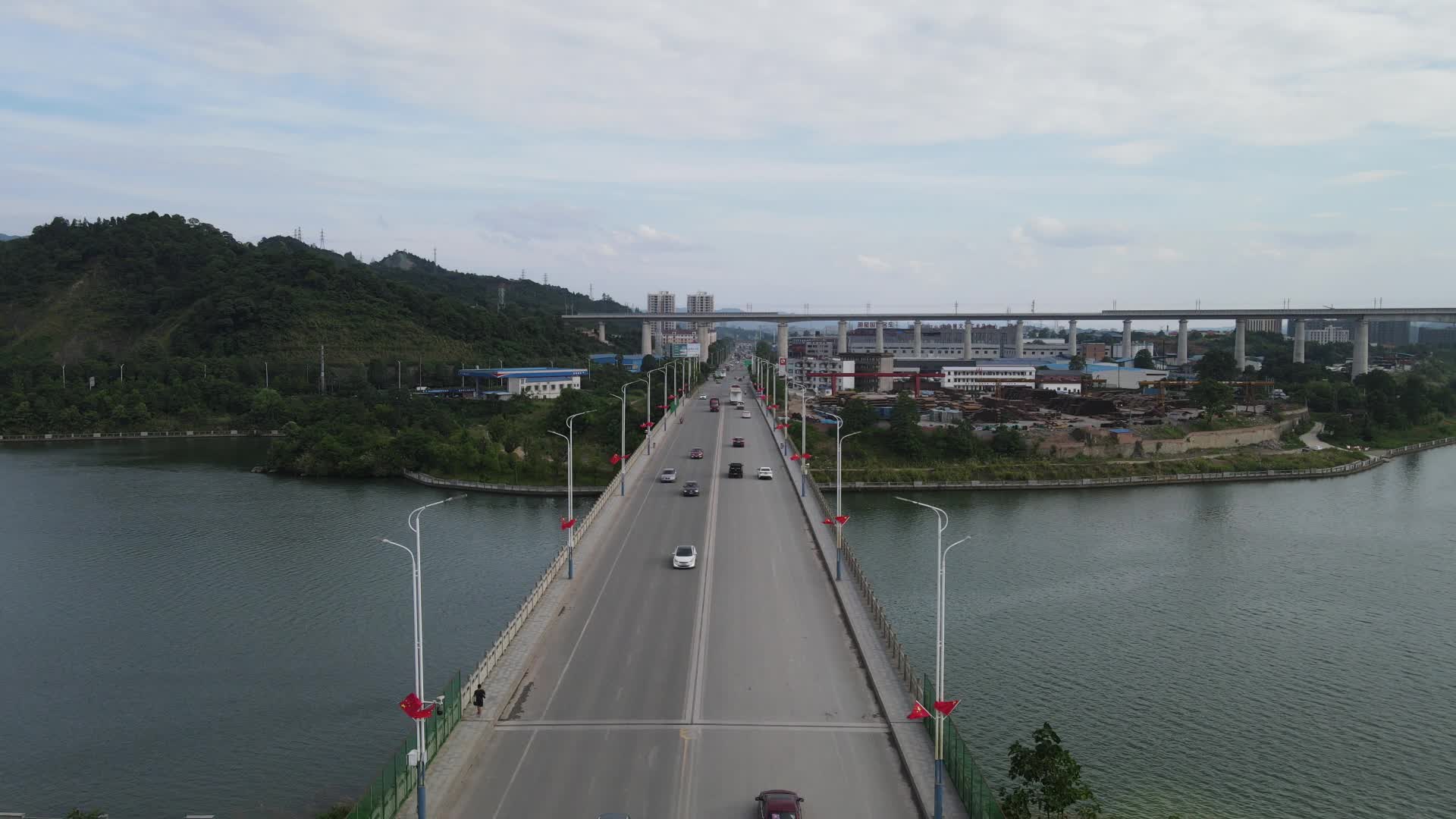 航拍城市跨河大桥视频的预览图