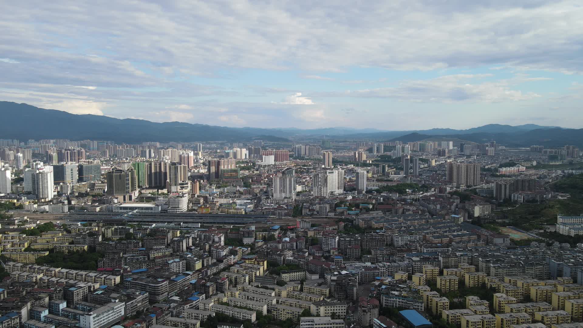 航拍湖南怀化城市蓝天白云视频的预览图