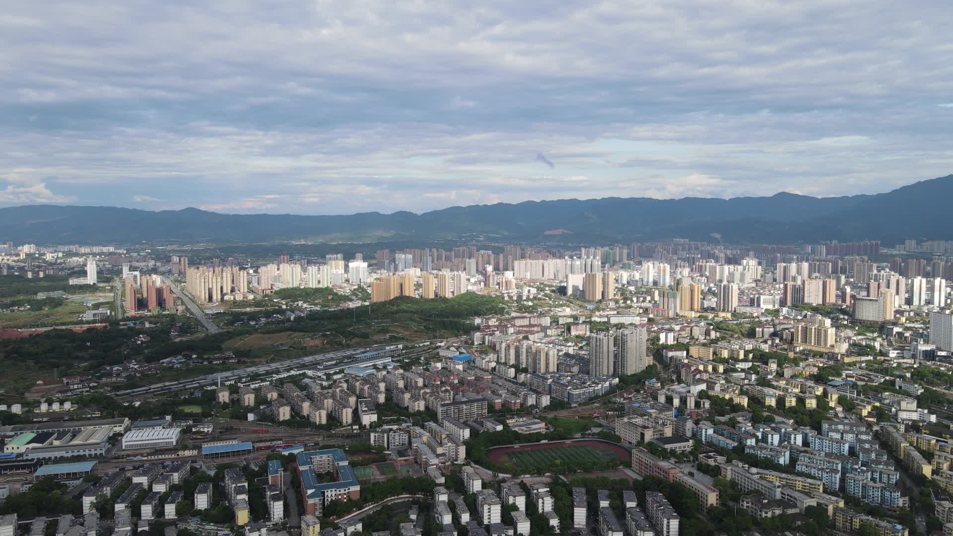 航拍湖南怀化城市蓝天白云视频的预览图