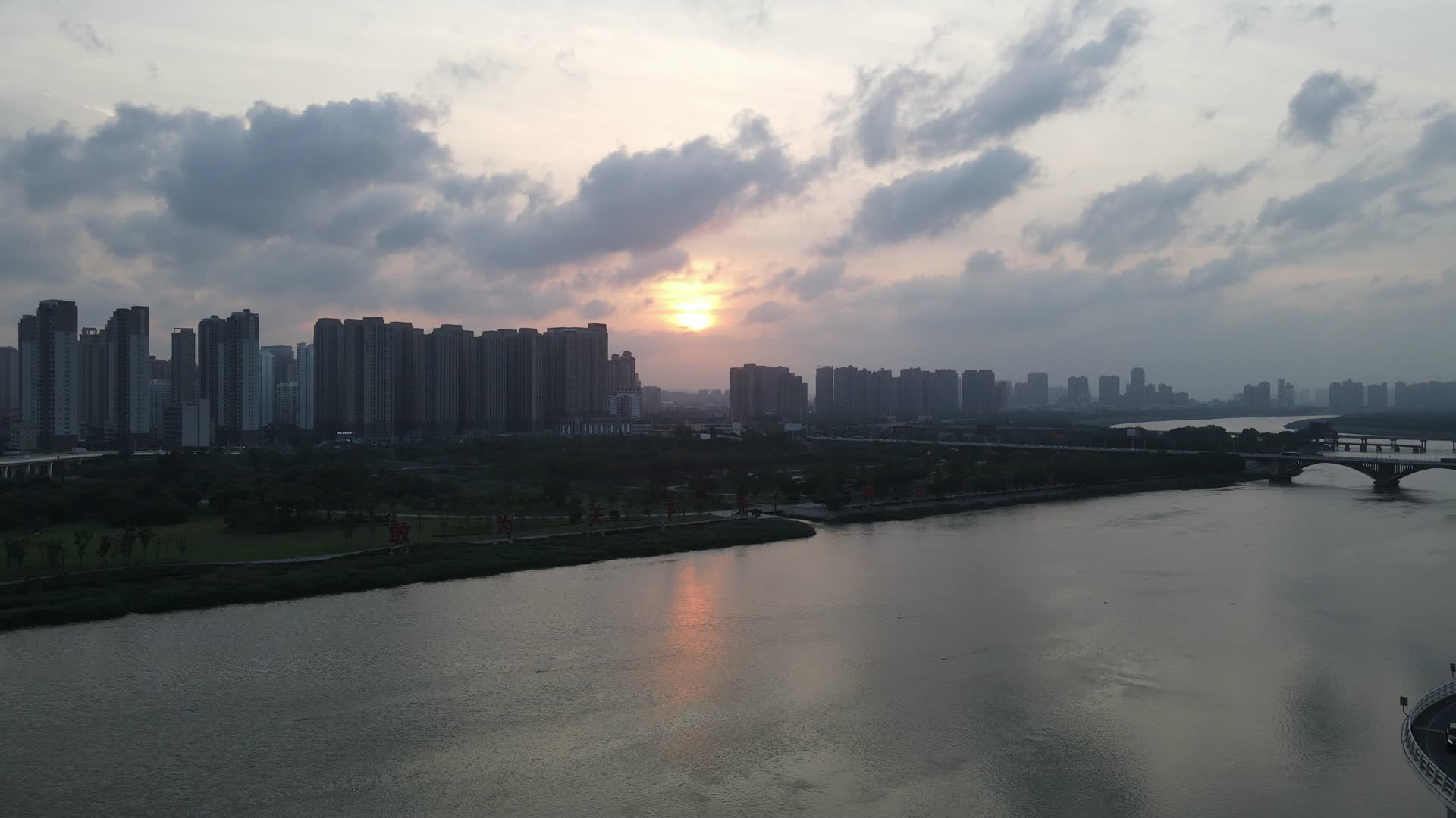 航拍泉州晋江晚霞夕阳日落视频的预览图