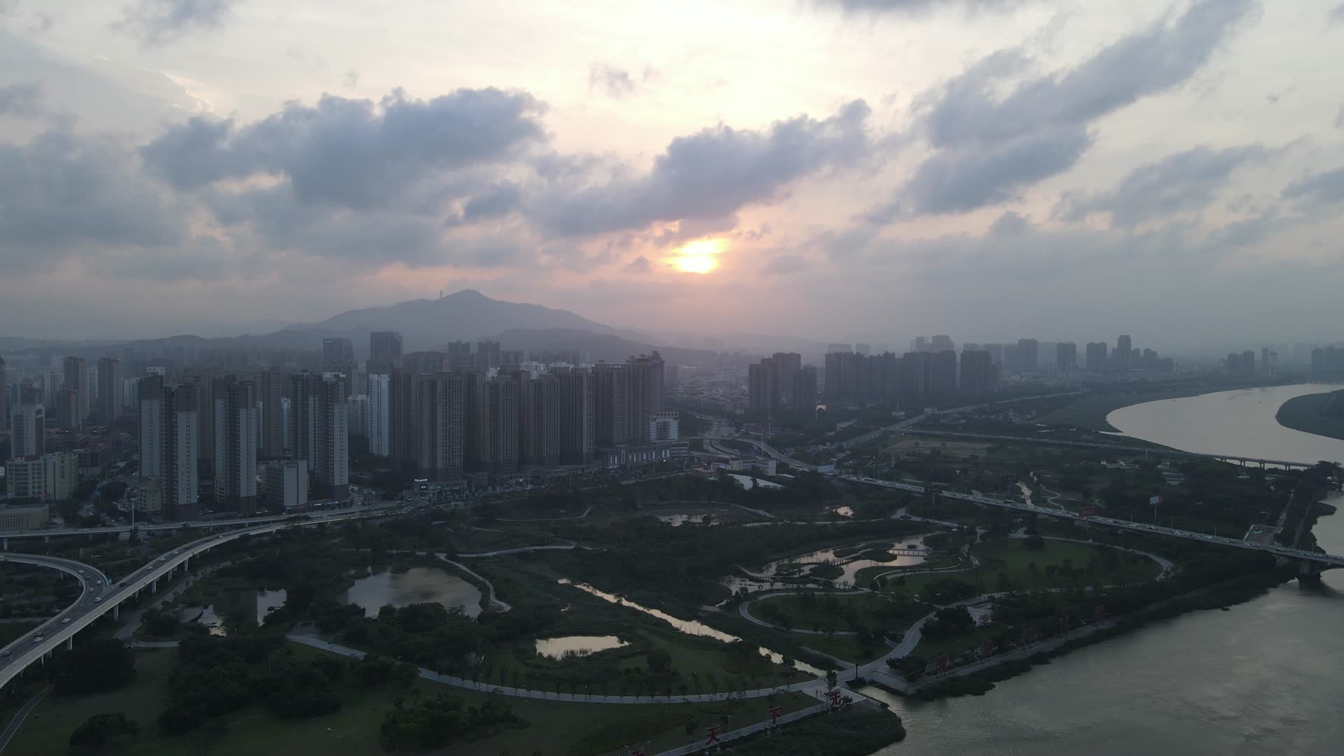 航拍福建泉州晋江晚霞夕阳日落视频的预览图
