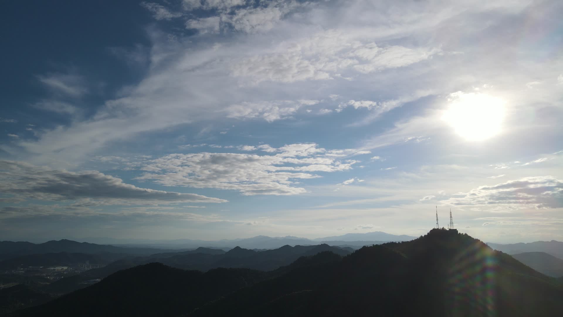 航拍阳光大山丘陵蓝天白云视频的预览图