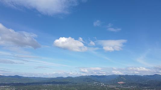 航拍夏日山川蓝天白云空镜视频的预览图