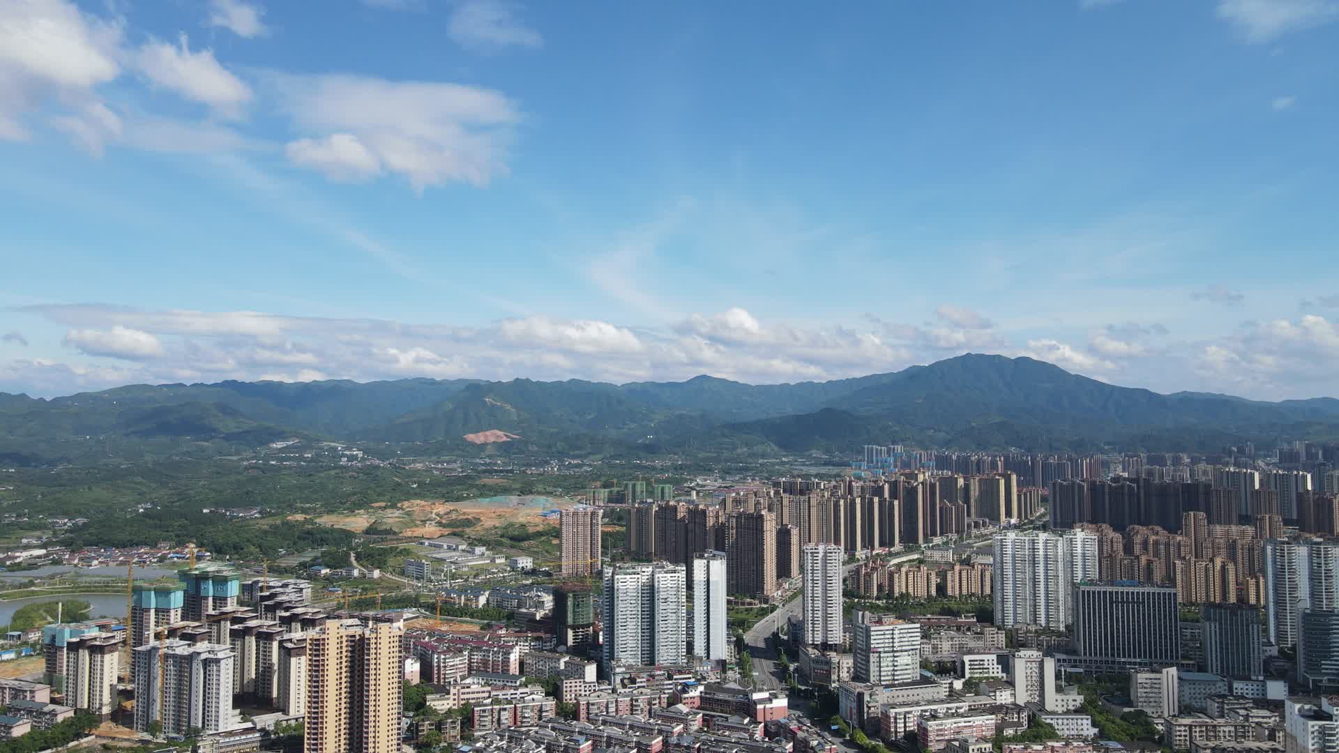 航拍城市蓝天白云视频的预览图