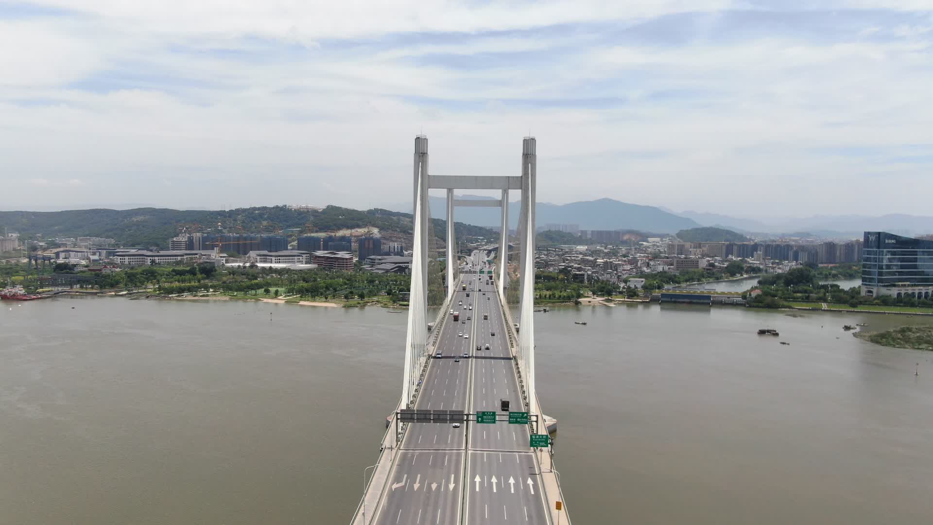 航拍福建福州魁浦大桥交通视频的预览图