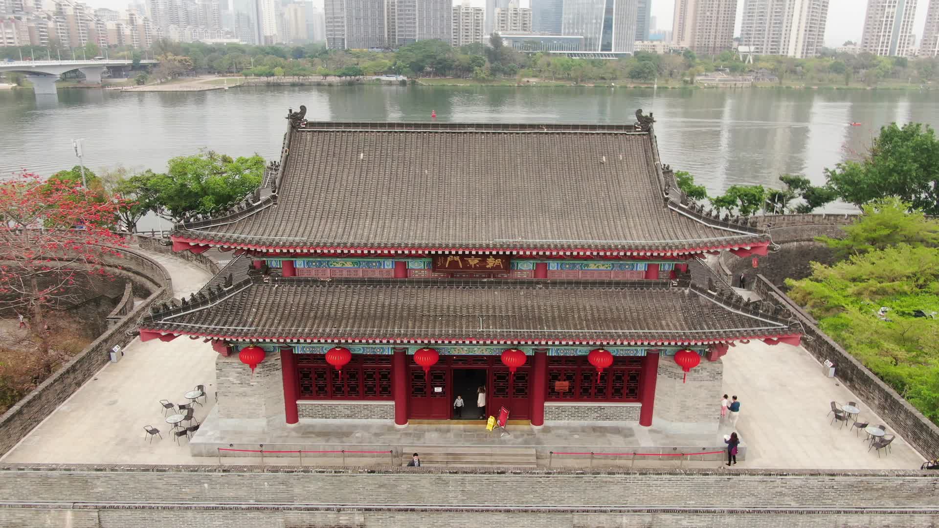 航拍广东惠州朝京门历史文化古建筑视频的预览图