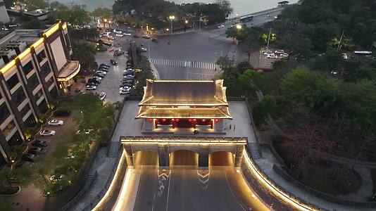 航拍广东惠州朝京门夜景灯光金碧辉煌视频的预览图