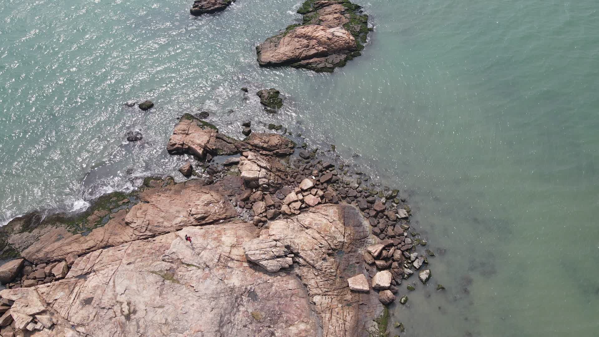航拍夏日海边沙滩礁石视频的预览图