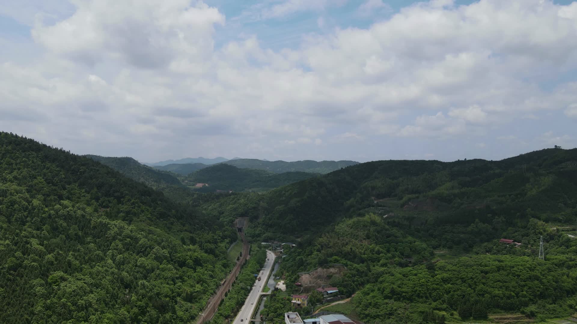 航拍大山中的火车轨道公路交通视频的预览图
