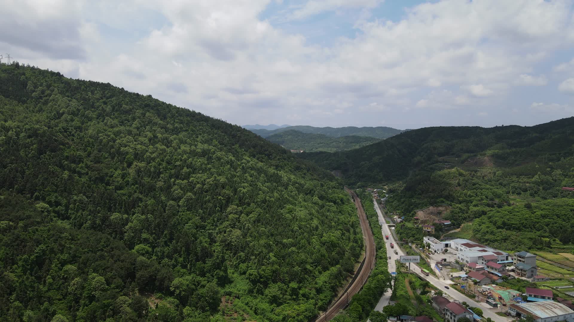 航拍大山中的火车轨道视频的预览图