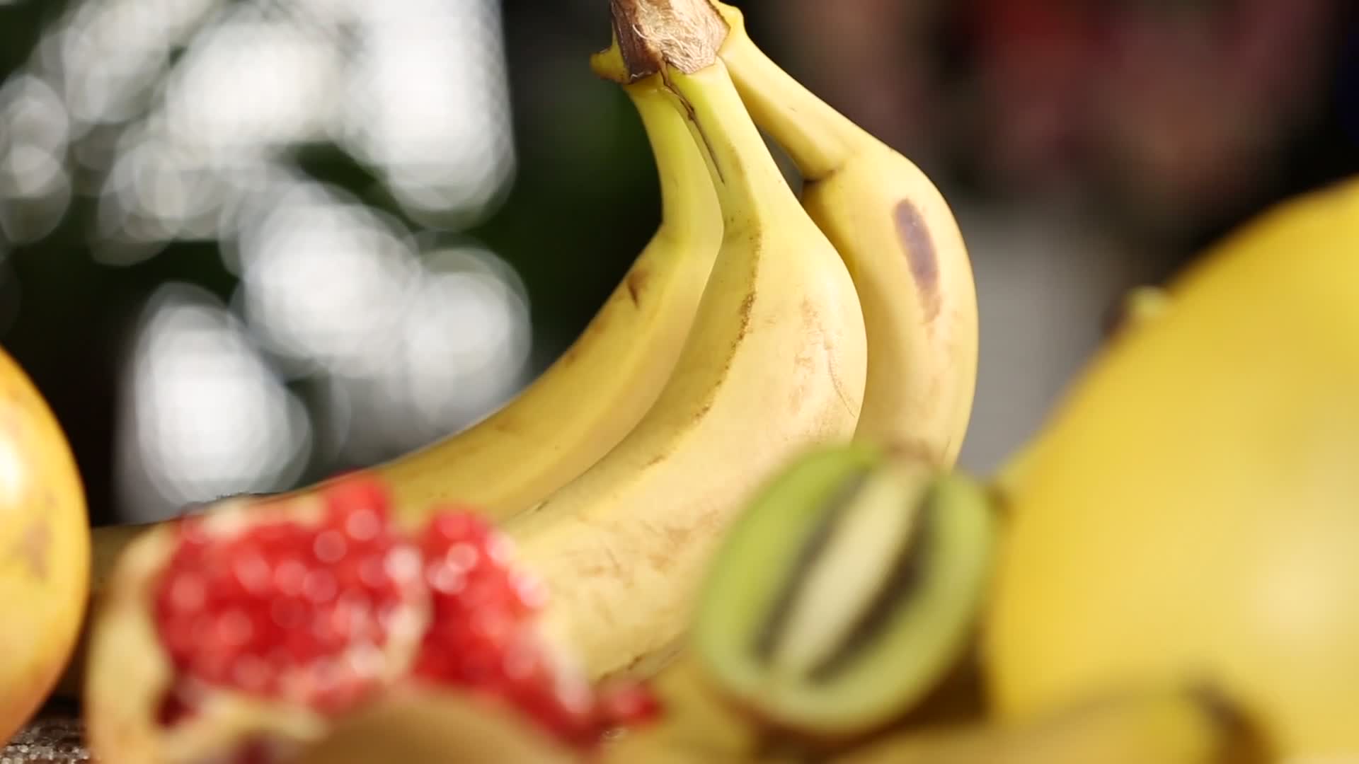 实拍香蕉柚子石榴各种水果视频的预览图