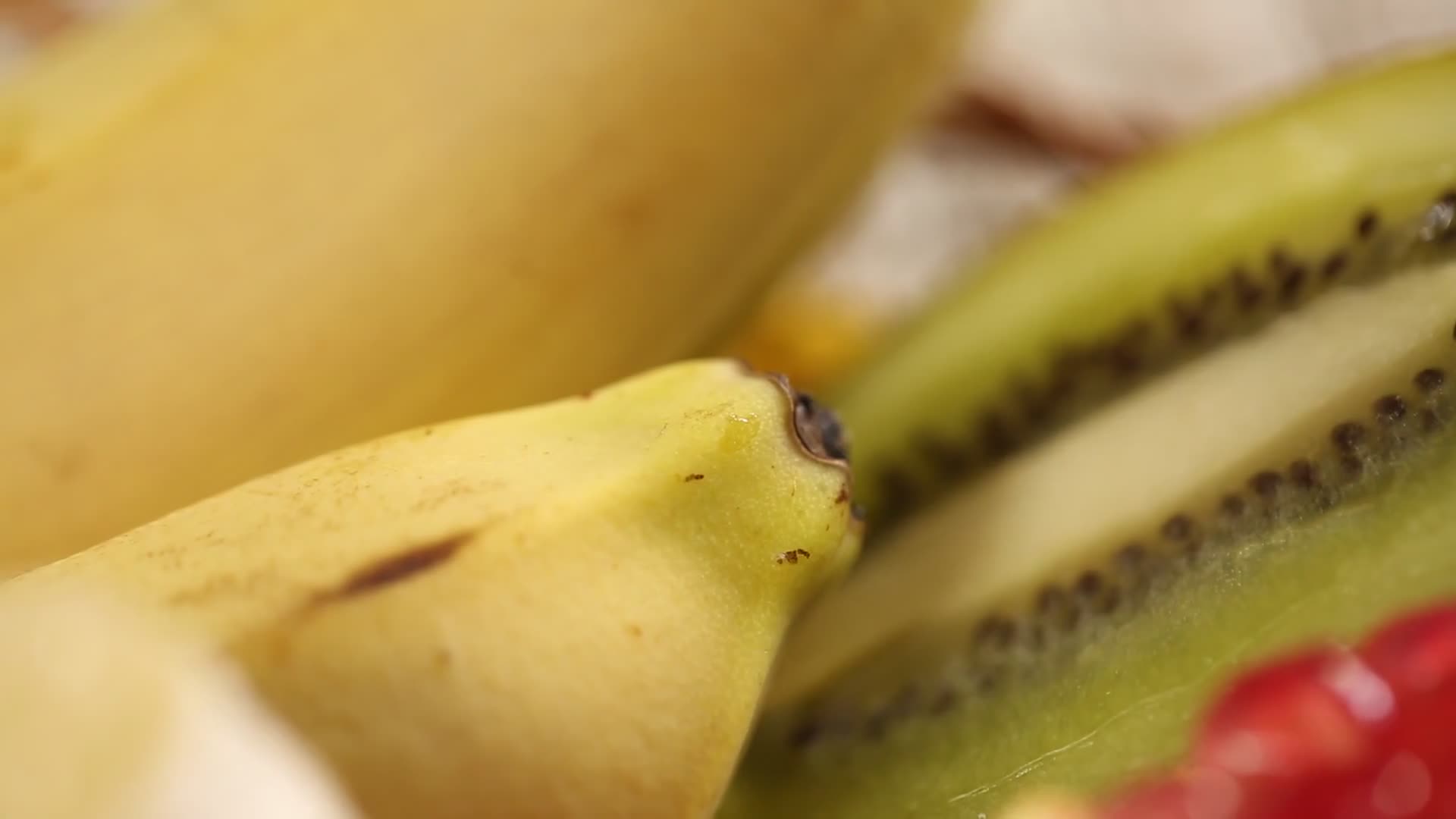 实拍香蕉柚子石榴各种水果视频的预览图