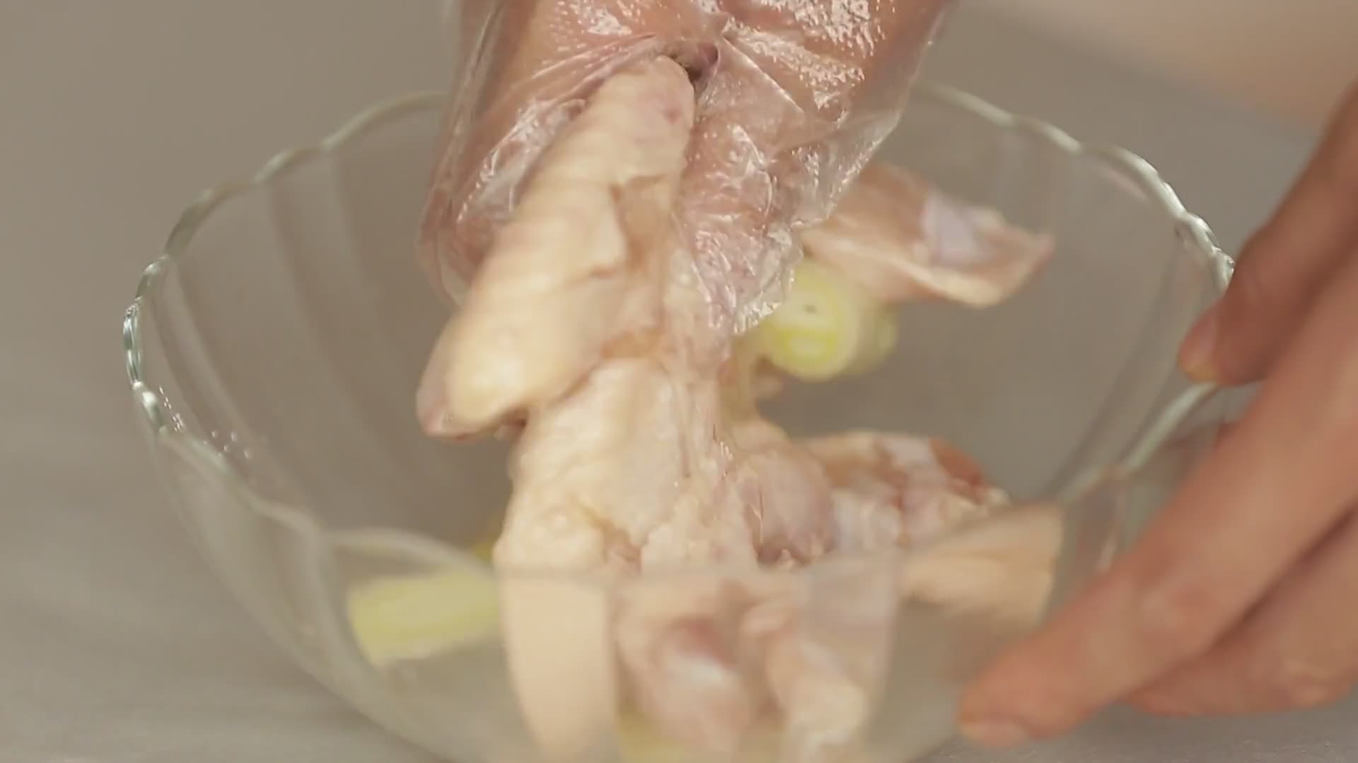 实拍腌制鸡翅视频的预览图