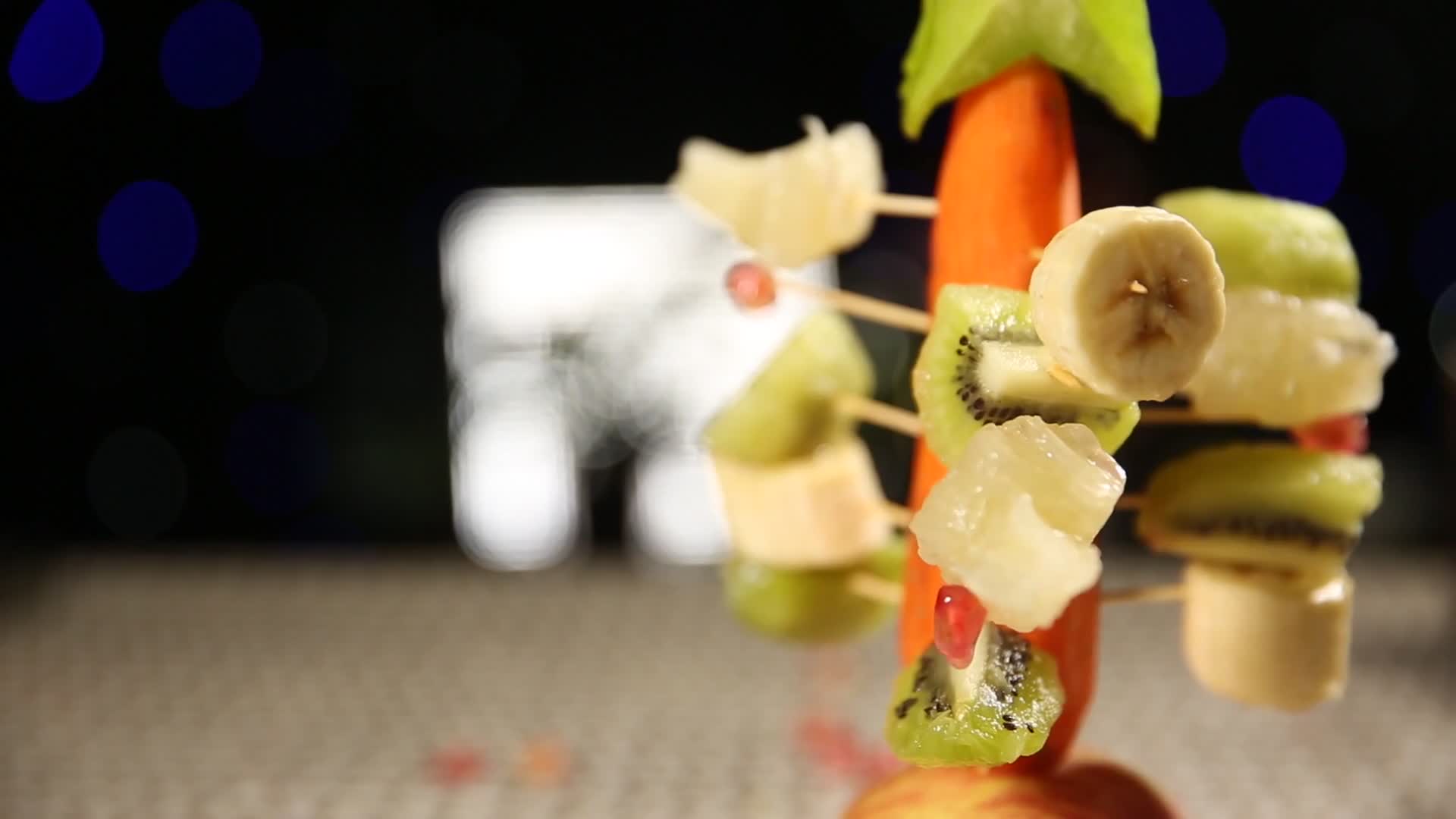 实拍制作果盘水果塔视频的预览图