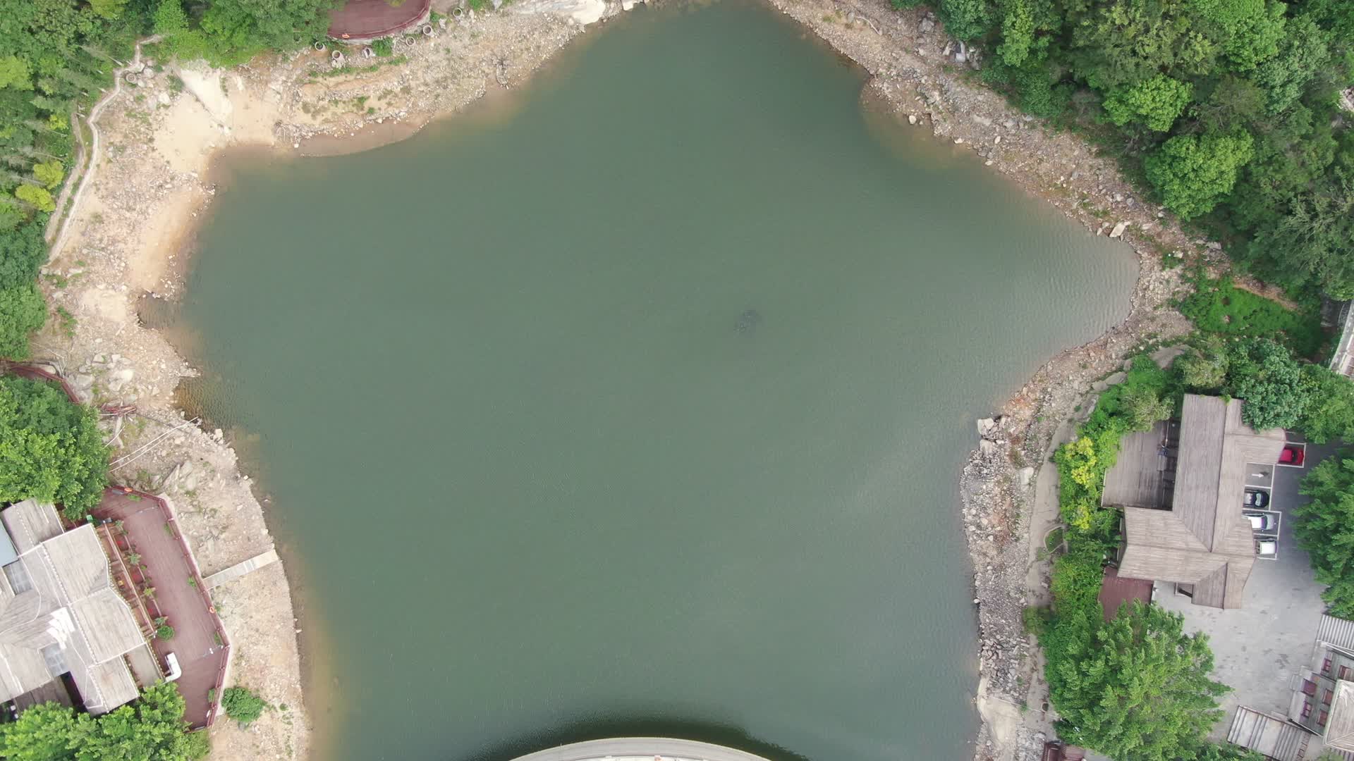 航拍泉州清源山景区天湖视频的预览图