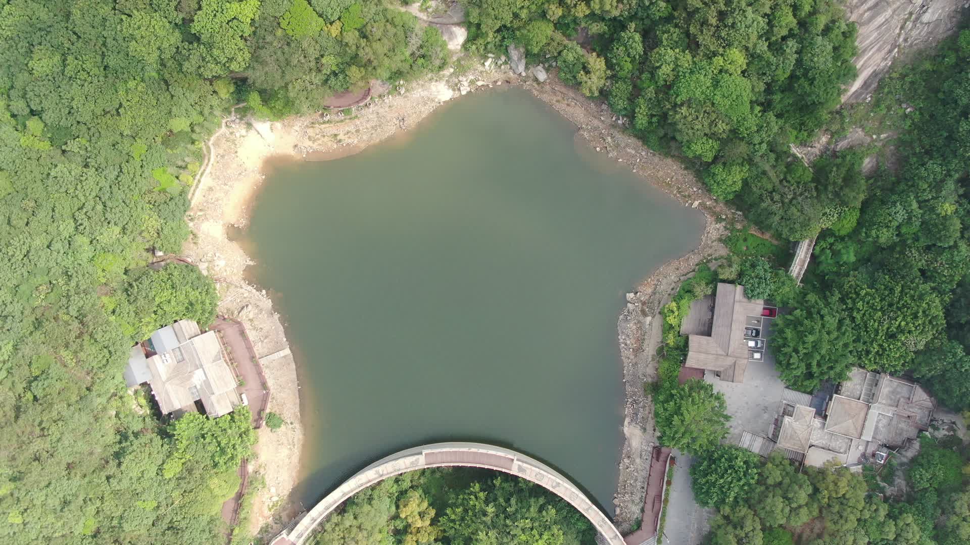 航拍泉州清源山景区天湖视频的预览图