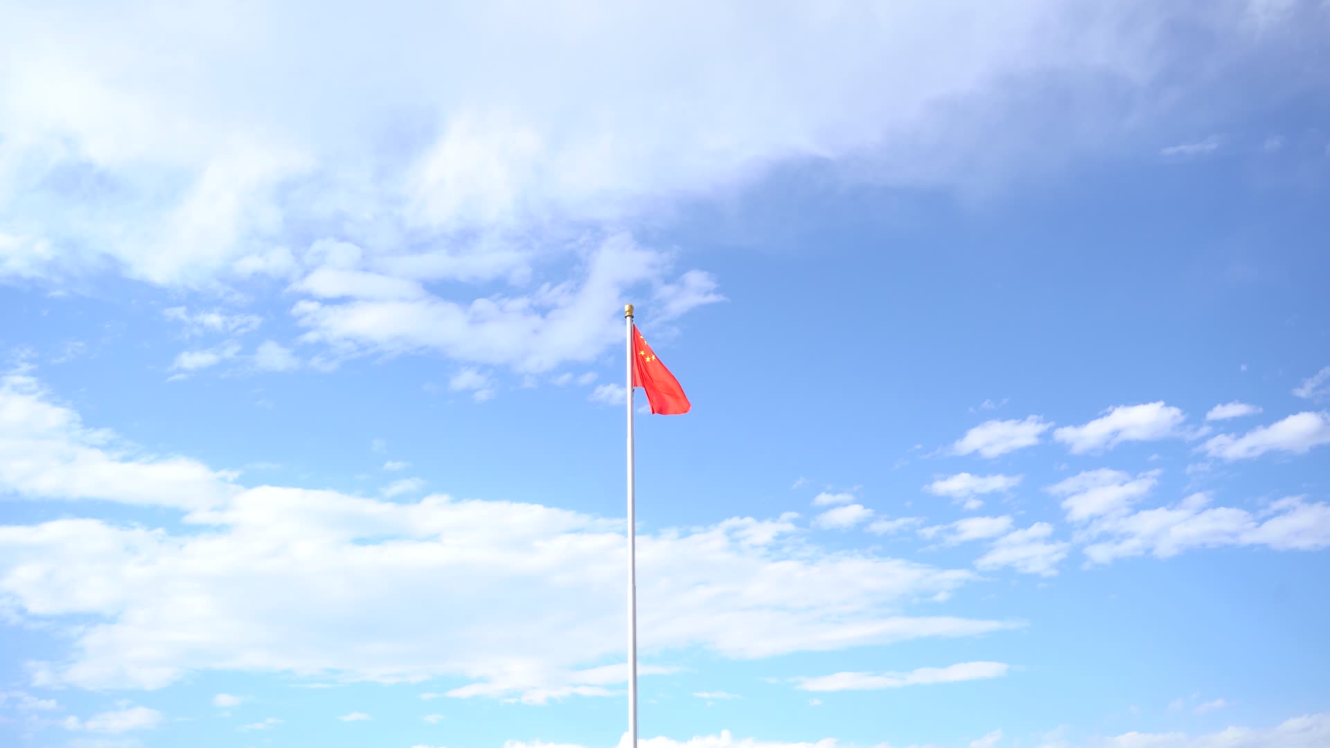 蓝天白云旗帜飘动4k视频视频的预览图