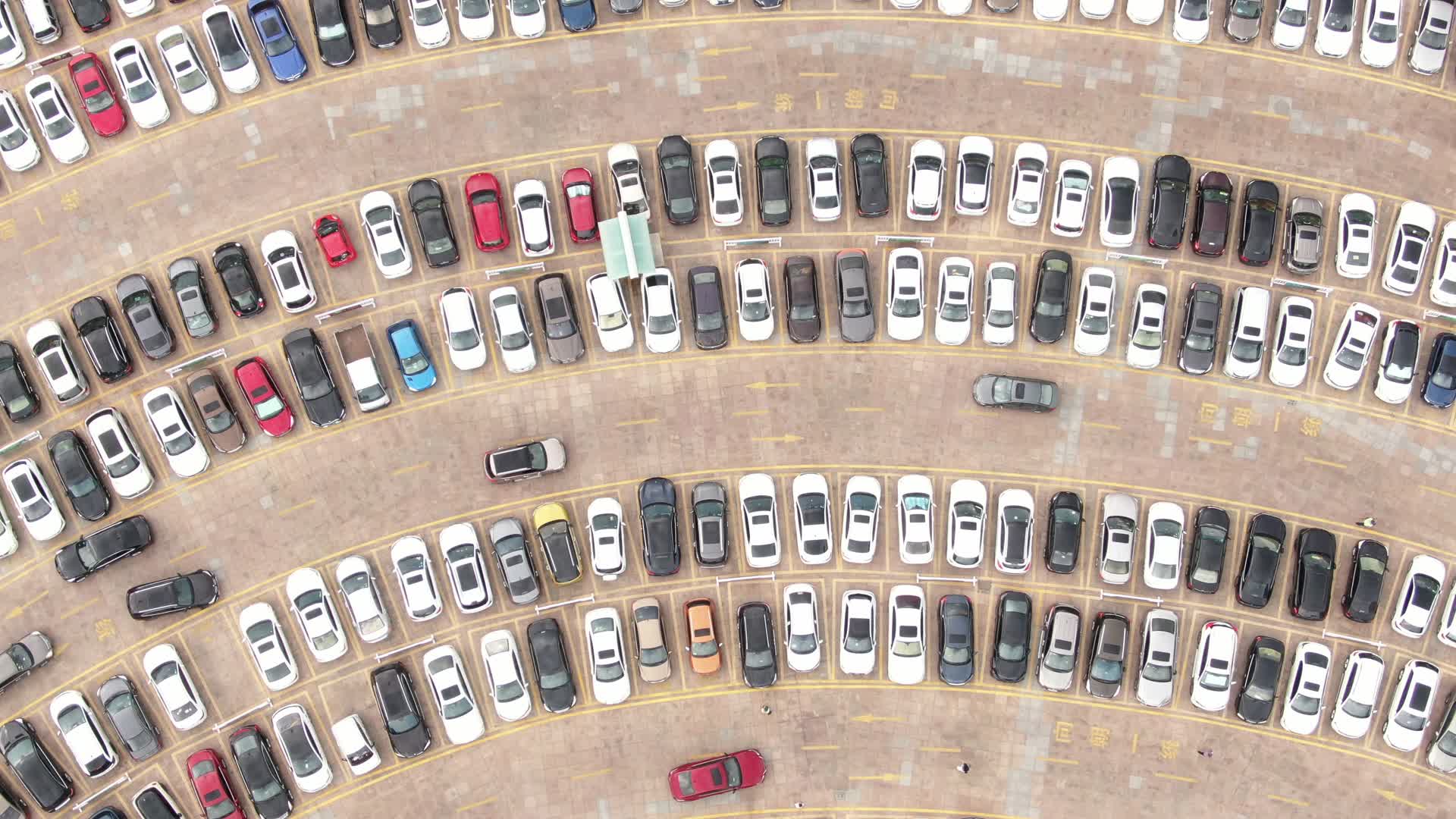 航拍城市大型露天停车场视频的预览图