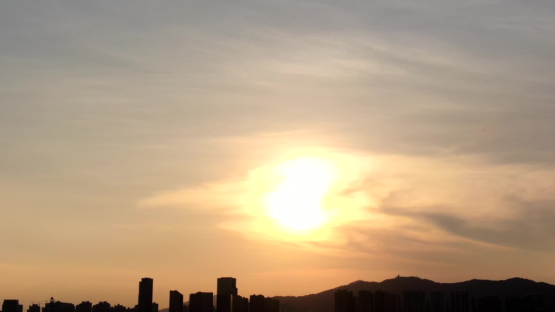 航拍城市夕阳西下视频的预览图