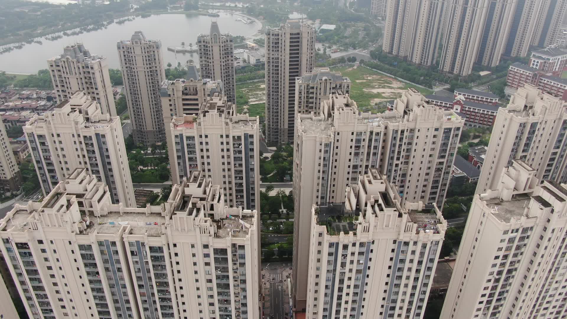 航拍城市高层商品住宅楼视频的预览图