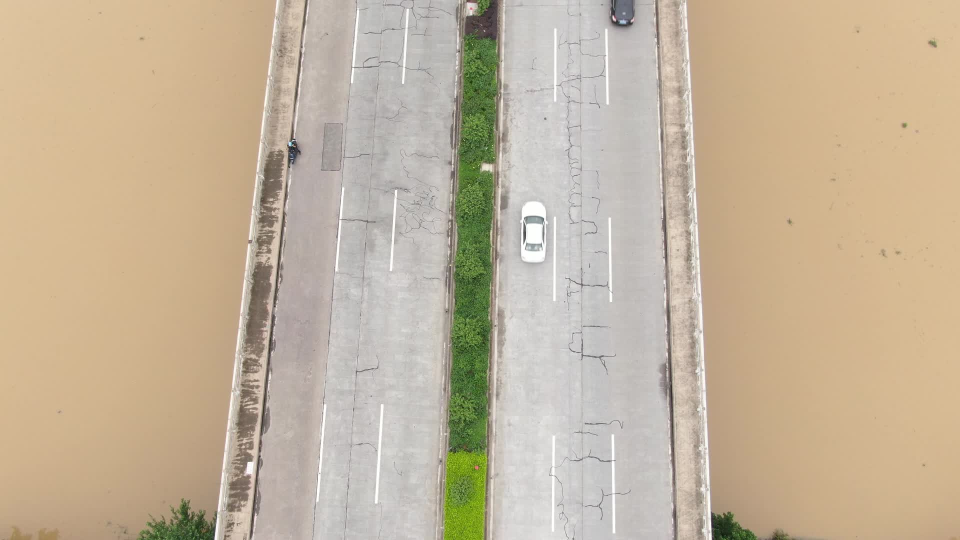 航拍城市跨江大桥交通视频的预览图