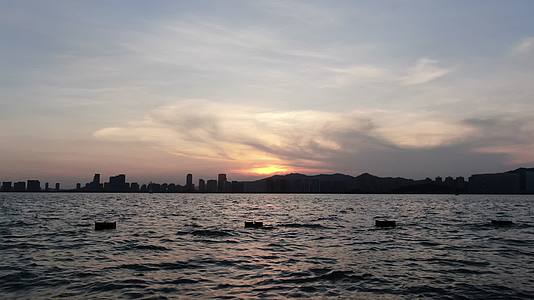 航拍海边夕阳日落视频的预览图