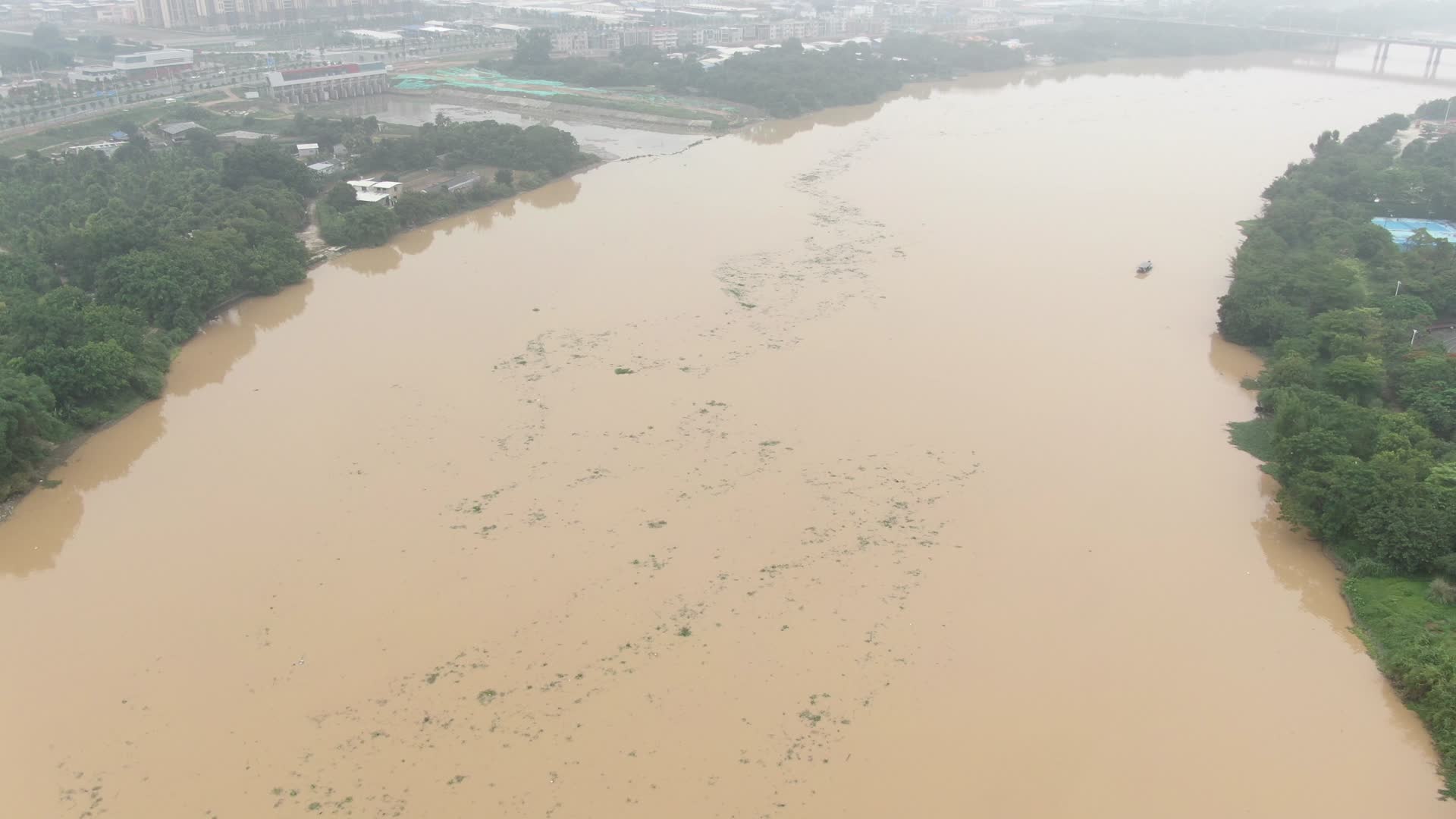 航拍洪水泛滥的河道视频的预览图