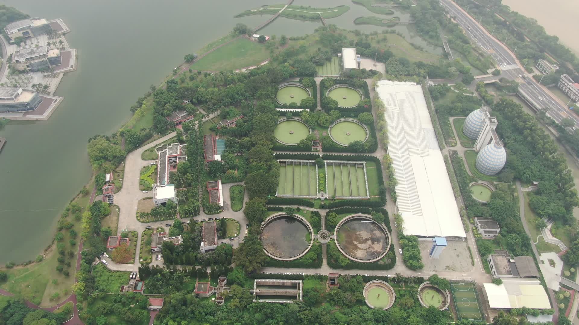 航拍城市大型污水处理中心视频的预览图