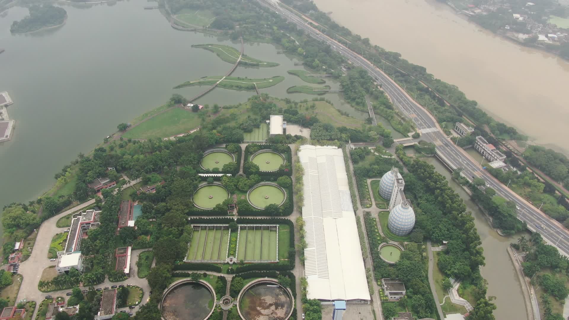 航拍城市大型污水处理中心视频的预览图