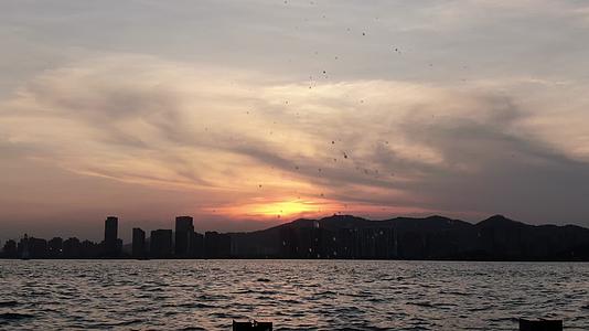 航拍海边夕阳晚霞日落视频的预览图