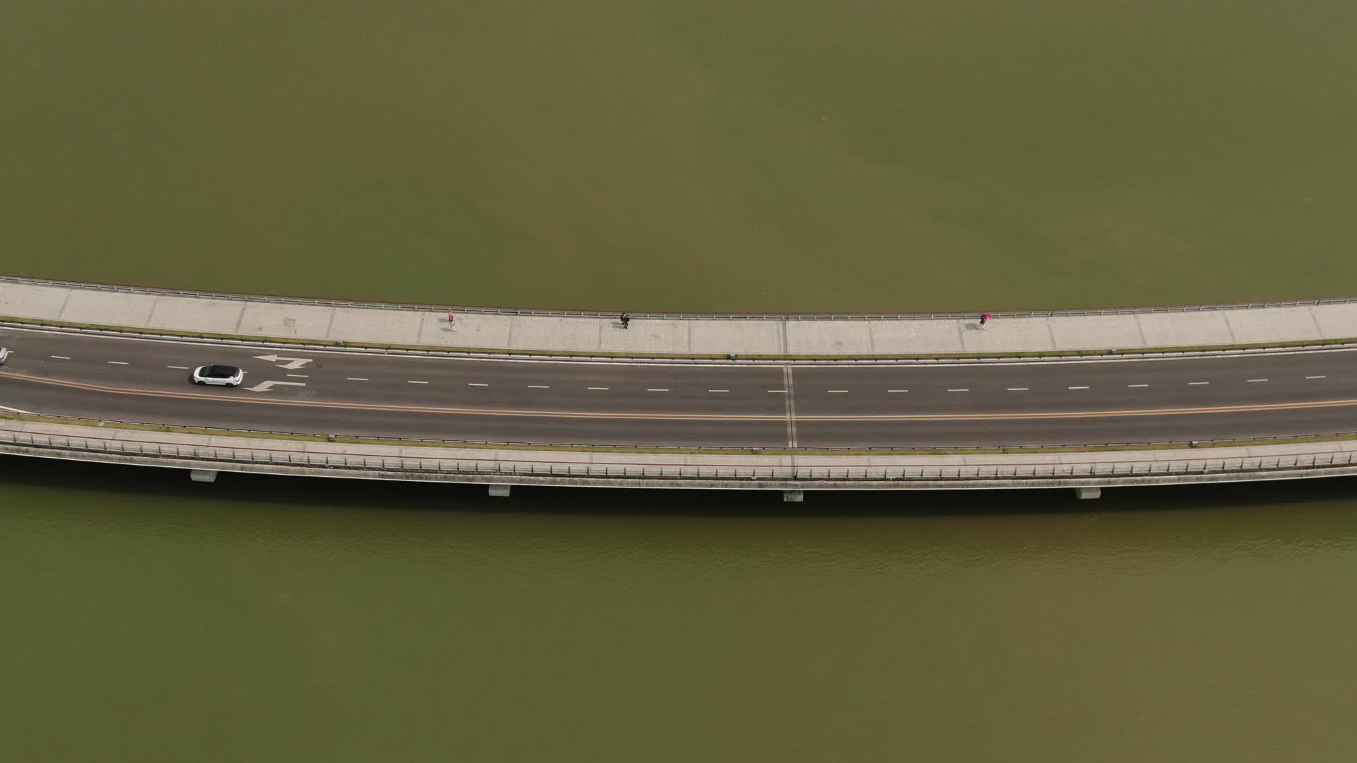 航拍广东珠海海上公路视频的预览图